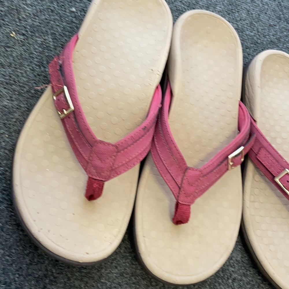 Vionic women’s bland flip flops! Pink and tan.